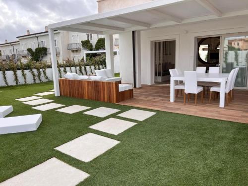 Сад в Cozy House with garden & pool