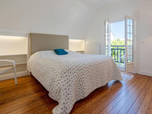une chambre avec un lit avec un oreiller bleu dessus dans l'établissement Holiday Home Villa Deauville by Interhome, à Deauville
