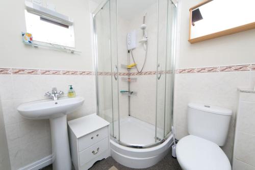 Koupelna v ubytování Dinerth Cottage