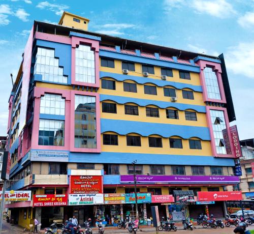ウドゥピにあるHotel Durga Internationalの通りに多くの窓がある大きな建物