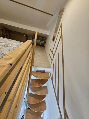 un escalier menant à une chambre avec un lit dans l'établissement Le Duplex Vercingétorix proche Paris et Disney, à Champigny-sur-Marne