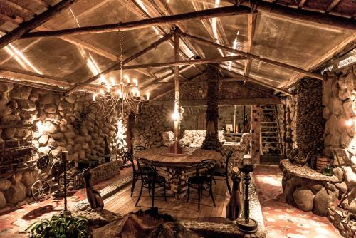 a dining room with a table and a chandelier at Tambo Coquesa Lodge in Coquesa