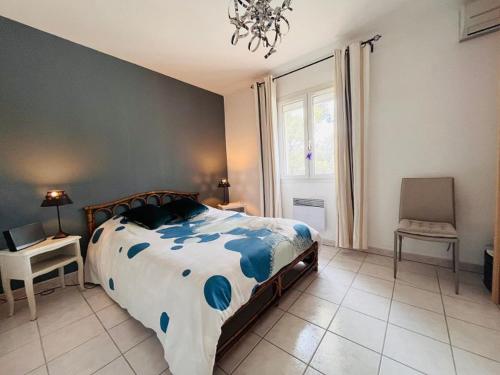 une chambre avec un lit et une fenêtre dans l'établissement Villa climatisée avec jacuzzi, à La Londe-les-Maures