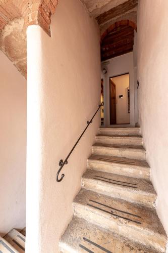 a stairway in a building with a staircase at Massa Alta B&B e Appartamenti in Massa Marittima