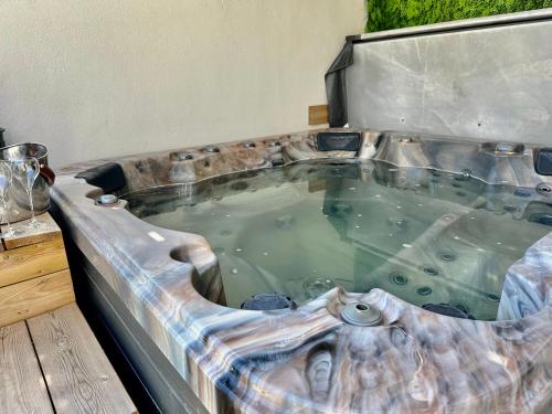 un bain à remous dans l'établissement Divine Idylle Luxe 3 chambres, terrasse 130m2, jacuzzi, Clim Plein centre, à Aix-en-Provence