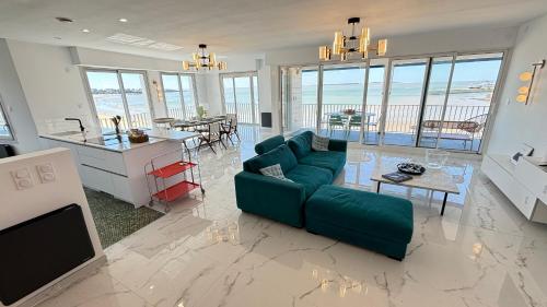 un salon avec un canapé vert et une cuisine dans l'établissement La Ligne Bleue, à Royan