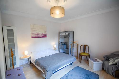 une chambre avec un lit et un canapé dans l'établissement La Maison Bleue, à Lanfains