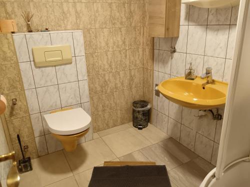 łazienka z toaletą i umywalką w obiekcie Apartment in Biograd na Moru with Terrace, Air conditioning, Wi-Fi, Dishwasher (4818-2) w Biogradzie na Moru