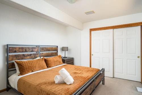 Ένα ή περισσότερα κρεβάτια σε δωμάτιο στο Mountain View Apartment Near Downtown & Trails