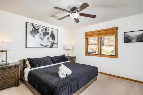 Ένα ή περισσότερα κρεβάτια σε δωμάτιο στο Mountain View Apartment Near Downtown & Trails