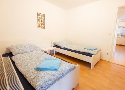 a room with two beds in a room at L8 Street Monteurwohnung - Kaiser-Friedrich-Str in Pforzheim