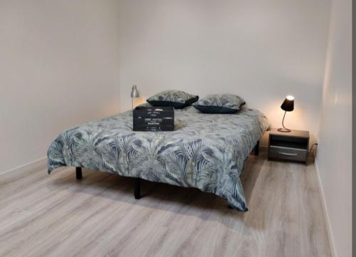 un lit avec deux oreillers dessus dans une chambre dans l'établissement Maison Cosy Calme Central Bus Lac Kir, à Plombières-lès-Dijon