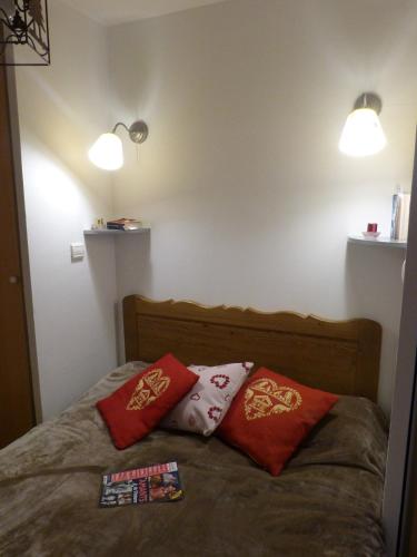 - 2 oreillers au-dessus du lit dans l'établissement Hameau de la Vallée d'OR GENTIANES100, à Valloire