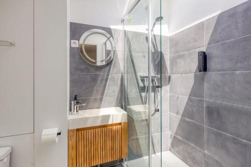 une salle de bain avec un lavabo et une douche dans l'établissement Cozy studio near RER B, à Palaiseau