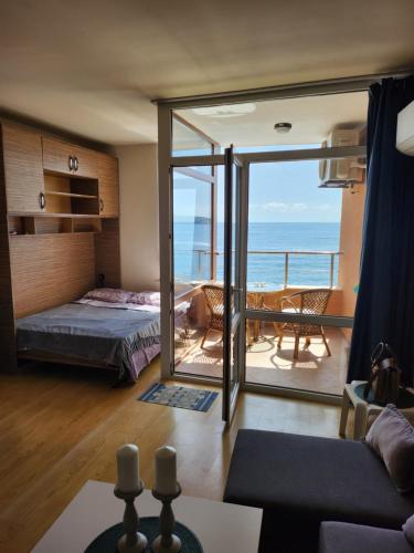 sypialnia z łóżkiem i widokiem na ocean w obiekcie Sozopol Bulgaria VIP zona w mieście Sozopol