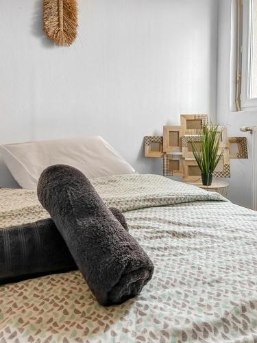 une chambre avec un lit avec un oreiller dessus dans l'établissement 405- saint brieuc, à Saint-Brieuc