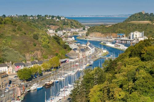 un groupe de bateaux amarrés dans une rivière dans l'établissement 405- saint brieuc, à Saint-Brieuc