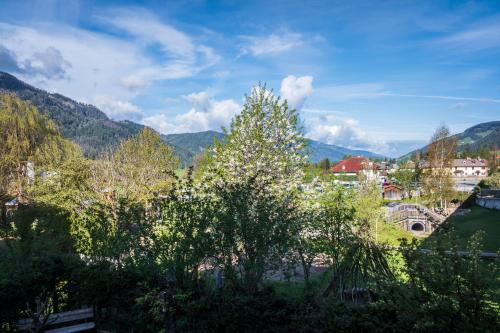 a view of a town with mountains in the background at Rosa Alpina - Appartamento nelle Dolomiti in Dobbiaco