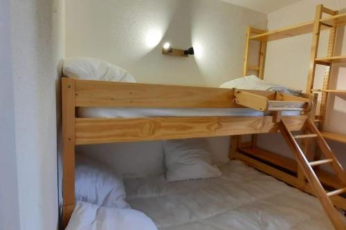 Cette chambre comprend 2 lits superposés. dans l'établissement l'été en montagne 6 places avec accès piscine, à Ax-les-Thermes