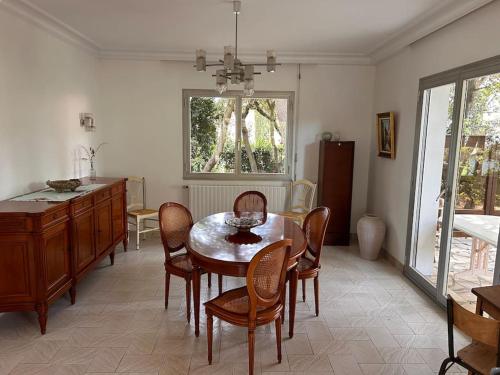 une salle à manger avec une table et des chaises dans l'établissement Maison à 10 min à pied de la Plage, à Jard-sur-Mer