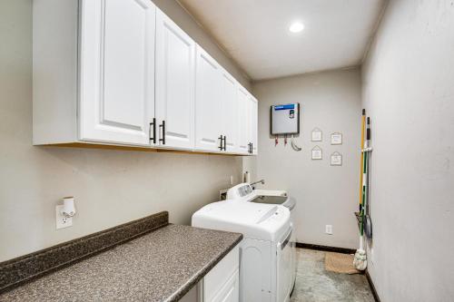 ein kleines Bad mit einem Waschbecken und einer Waschmaschine in der Unterkunft Frankston Vacation Rental Walk to Lake Palestine! in Coffee City