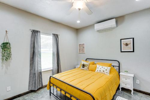 ein Schlafzimmer mit einem Bett und einem Fenster in der Unterkunft Frankston Vacation Rental Walk to Lake Palestine! in Coffee City