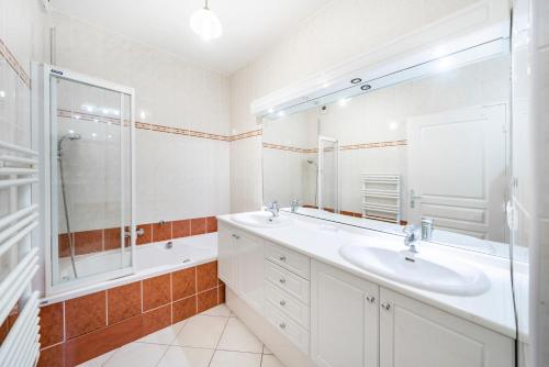 Koupelna v ubytování Jardin Florian, 8/10 rue Victor Cousin, Cannes