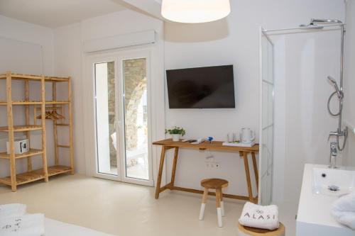 Gallery image of ALASI Tinos Jacuzzi Hotel in Agios Ioannis Tinos