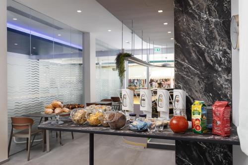een bakkerij met een tafel met eten erop bij Hotel Niagara in Bellaria-Igea Marina