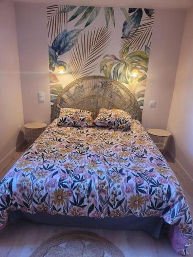 une chambre avec un lit avec un couvre-lit fleuri dans l'établissement Gîte Chez Paulette, à Cerbois