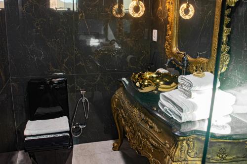 Pousada Dom Pietro في أوروبيسي: حمام مع مرآة وطاولة مع المناشف