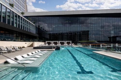 Πισίνα στο ή κοντά στο Loews Arlington Hotel