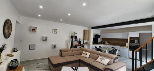 un salon avec un canapé et une cuisine dans l'établissement Villa Papillons Narbonne Centre, à Narbonne