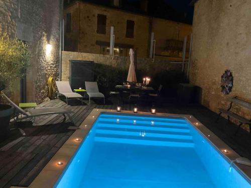 une piscine dans un jardin la nuit dans l'établissement Le Clos de Saint-Martial, Saint-Martial-de-Nabirat, à Saint-Martial-de-Nabirat