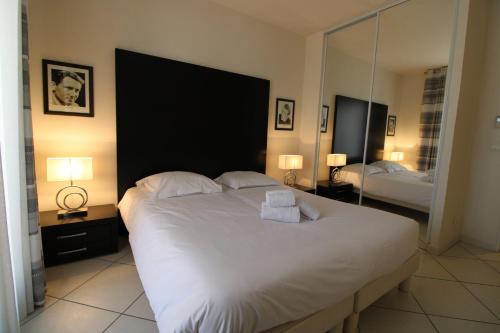 Postel nebo postele na pokoji v ubytování Jardin Florian, 8/10 rue Victor Cousin, Cannes