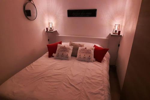 - un petit lit avec des oreillers dans l'établissement bord de la mer vue sur le port à leucate, port leucate, à Leucate