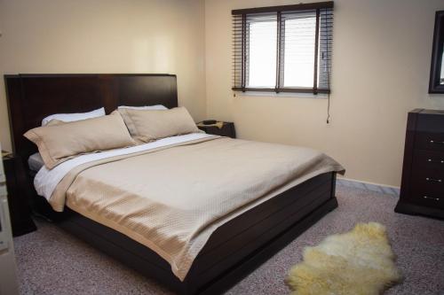 a bedroom with a large bed and a window at Penthouse de luxe 5 min de la plage in Al Matlīn