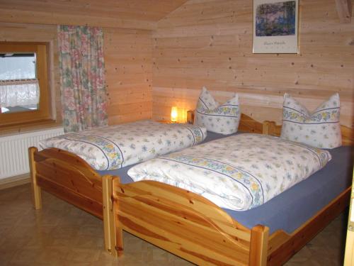 Łóżko lub łóżka w pokoju w obiekcie Haus Spannbauer-Pollmann