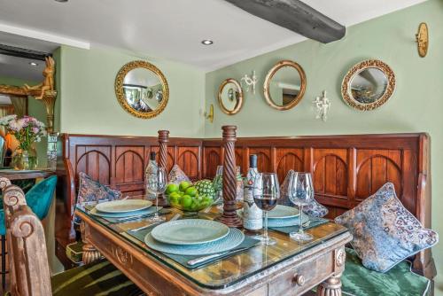 Gambar di galeri bagi Two Mill Cottage, The Ley Arms di Exminster