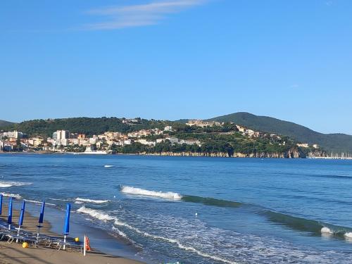 a view of a beach with waves and houses at Casa Vacanze Relax in Agropoli