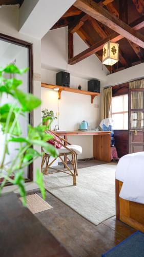 パタンにあるPatanGhar Homestayのリビングルーム(ベッド1台、デスク付)