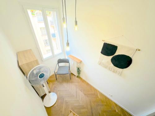 un salon avec ventilateur et une chambre avec fenêtre dans l'établissement Cosy T2 Juan Les Pins à 4 min des plages, à Antibes