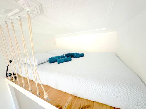 - un lit avec des oreillers bleus dans l'établissement Cosy T2 Juan Les Pins à 4 min des plages, à Antibes