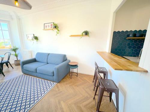un salon avec un canapé bleu et une table dans l'établissement Cosy T2 Juan Les Pins à 4 min des plages, à Antibes