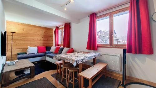 un salon avec un canapé et une table dans l'établissement Aiguille Rouge, à Chamonix-Mont-Blanc