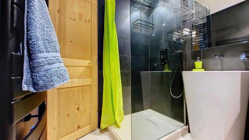 une salle de bain avec une douche avec des toilettes et un lavabo dans l'établissement Aiguille Rouge, à Chamonix-Mont-Blanc