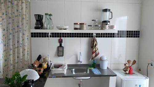 een kleine keuken met een spoelbak en een aanrecht bij Desativado in Petrolina