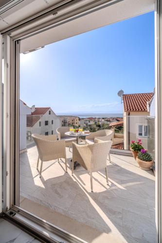 a balcony with a view of a table and chairs at Apartmani Indigo in Supetar