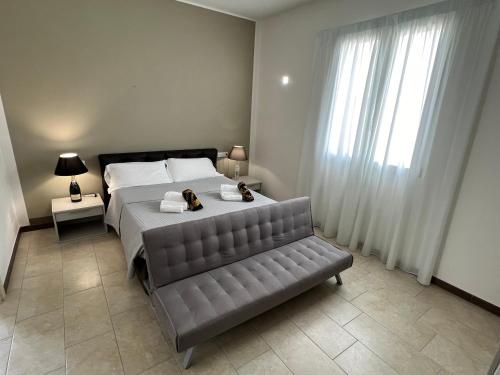 una camera da letto con un letto grande e un divano di DubaiBeachotel a Lido degli Estensi