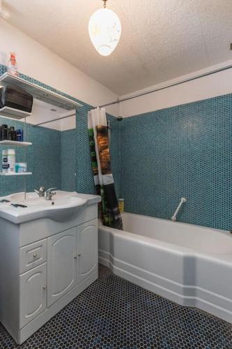 une salle de bain avec un lavabo et une baignoire et un lavabo dans l'établissement Ollioules, au coeur de la pinède, proche de la mer, à Ollioules